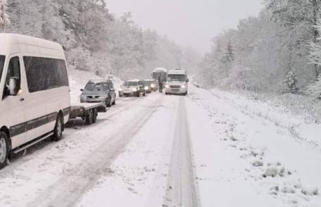 Se circulă în condiții de iarnă pe arterele rutiere din Județ. Nu există drumuri blocate din cauza ninsorii și a viscolului