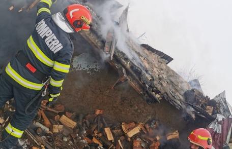 O casă din Vorniceni s-a făcut scrum din cauza unor haine puse la uscat pe sobă – FOTO