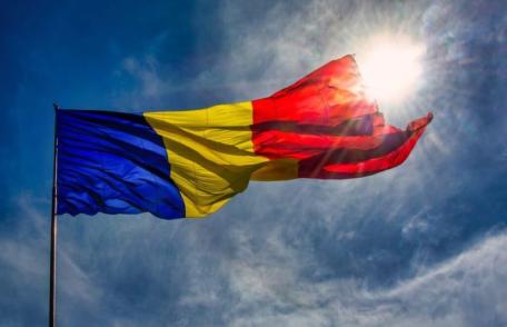 Președintele a promulgat o lege care prevede sancțiuni pentru cei care adaugă alte inscripții și simboluri pe drapelul național