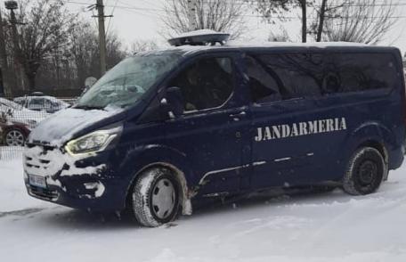 Femeie fără adăpost ajutată de jandarmi: Recomandăm botoșănenilor care observă persoane fără adăpost, să solicite sprijinul autorităților 
