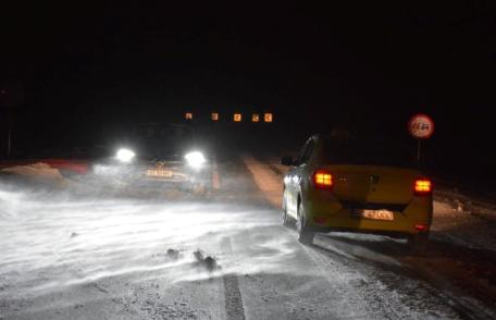 Mai mulți cetățeni blocați în nămeți au solicitat ajutor pompierilor noaptea trecută. Două drumuri județene au fost închise!