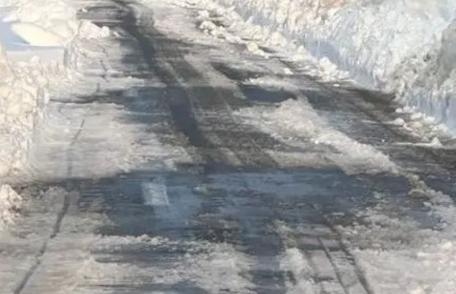 Unul din cele două drumuri județene închise din cauza zăpezii a fost redat circulației