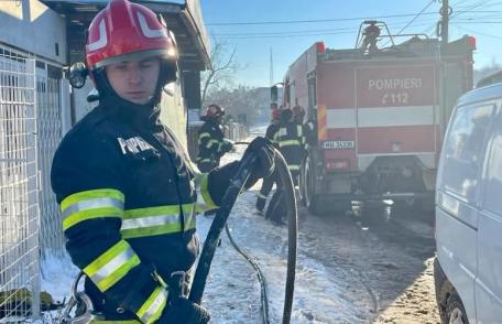 Bărbat rănit într-un incendiu produs în urmă cu puțin timp într-un atelier de reparații din Botoșani - FOTO