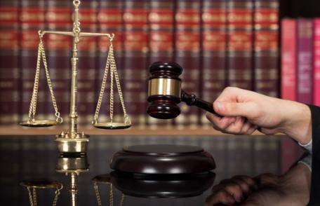 Profesor din Botoșani condamnat la închisoare după ce a îmbrățișat și sărutat pe obraz un elev