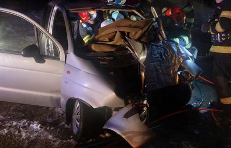 Un bărbat rămas încarcerat în urma unui accident a fost scos din mașină de pompieri - FOTO