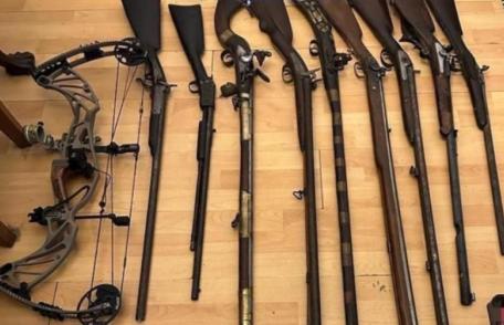 Arsenal de arme găsit de polițiști în urma unui control în trafic