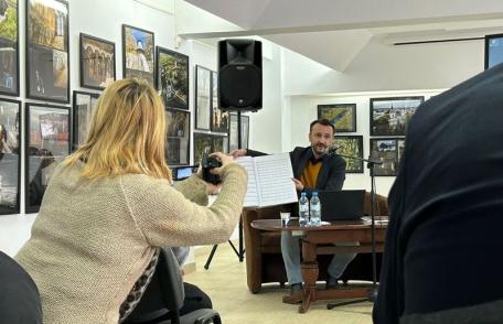 Elevii  dorohoieni invitați să ia parte la o conferință de Ziua Culturii Naționale - FOTO