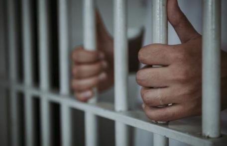 Botoșănean de 45 de ani încarcerat. Acesta a fost condamnat pentru delapidare și operațiuni financiare frauduloase