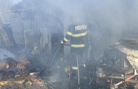 Incendiu violent într-o localitate din județ. Proprietarul a avut nevoie de îngrijiri medicale