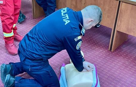 Continuă activitățile de pregătire, în vederea acordării primului ajutor, dedicate polițiștilor și jandarmilor – FOTO
