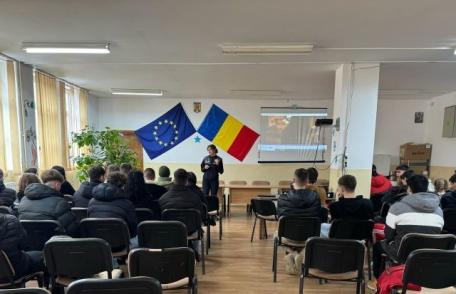 Polițiștii botoșăneni le-au prezentat elevilor metodele prin care sunt exploatați tinerii de către traficanți – FOTO