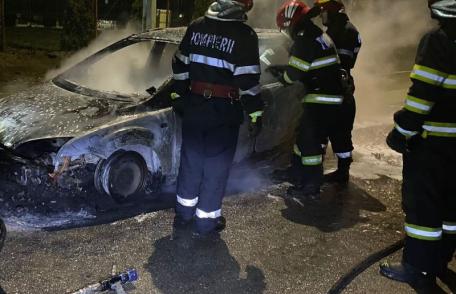 Mașină care se afla în mers cuprinsă de flăcări. Șoferul a reușit să oprească și să iasă la timp - FOTO
