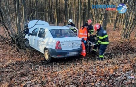Accident în pădurea Gorovei! O femeie a ajuns la spital după ce a pierdut controlul volanului și s-a izbit într-un copac - FOTO