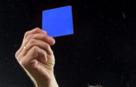 Regulă nouă în fotbal. Arbitrii vor putea sancționa jucătorii folosind cartonașul albastru