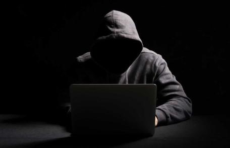 Avertisment din partea specialiștilor privind fraudele cibernetice: atacatorii transmit mesaje care par a fi de la curieri sau site-uri de cumpărături