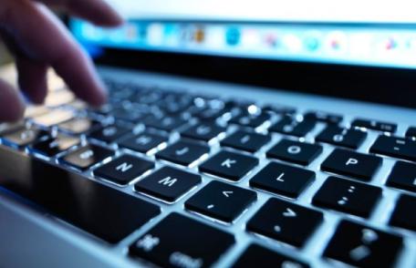 Atenție la înșelăciunile în mediul online! O minoră a oferit bani și bunuri unor necunoscuți, după discuții pe internet