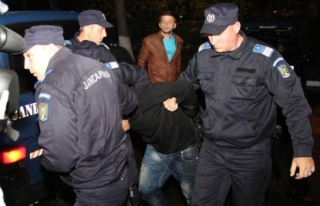 Șapte adolescenți luați la întrebări de jandarmi după ce au făcut scandal în fața Parchetului Botoșani