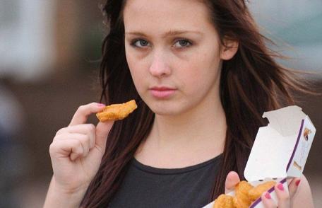 A mâncat 15 ani numai fast-food, iar acum e pe moarte