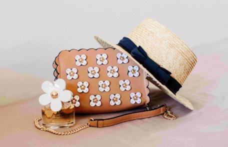 Descoperă lumea genților Guess și genților de damă din piele pentru un stil elegant