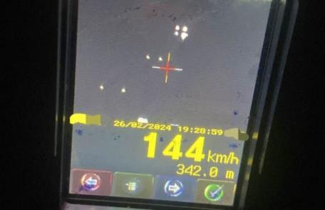 Tânăr de 19 ani surprins cu peste 140 km/h în localitate