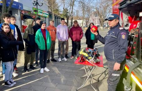 „Împreună mai pregătiți” – peste 1500 de elevi, cadre didactice și cetățeni din Dorohoi, învățați să salveze vieți – FOTO