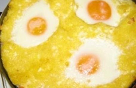 Mămăligă cu ochiuri în cuiburi