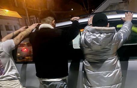 Bărbați depistați cu muguri vegetali cu miros înțepător și cristale albe în cantități mici asupra lor