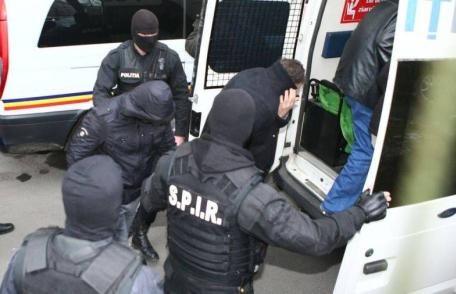 Tineri reținuți pentru șantaj și violarea vieții private