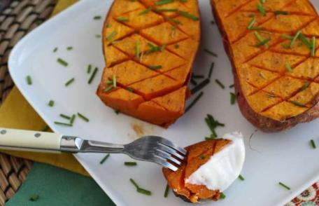 Cartofi dulci copți cu sos de iaurt