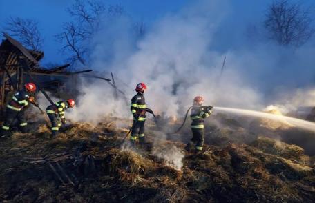 Aproape 30 de tone de furaje distruse în urma unui incendiu de la o scânteie provenită de la o drujbă - FOTO