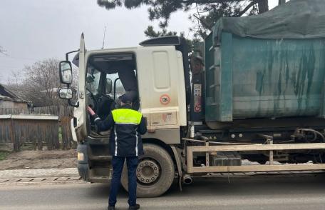 Acțiune a polițiștilor pentru verificarea stării tehnice a autovehiculelor - FOTO