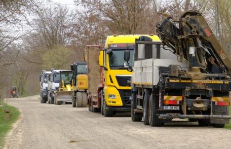 A început modernizarea unui nou drum județean de piatră
