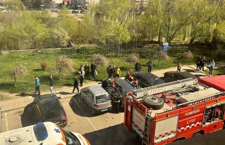Intervenţie de urgenţă într-o parcare din Dorohoi, după ce un copilaş a rămas blocat într-o maşină - FOTO
