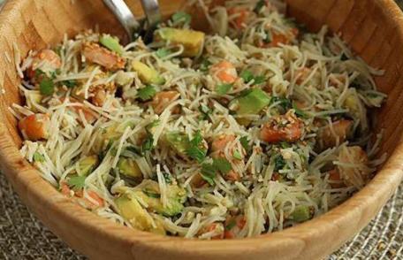 Salată cu fidea de orez, creveți, avocado și ou