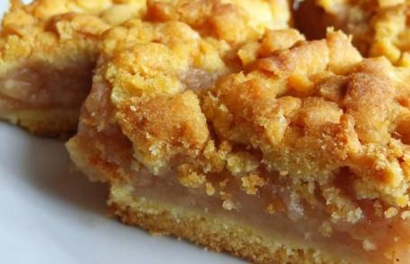 Prăjitură cu mere cuburi și crumble