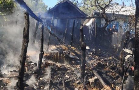 Depozit de furaje incendiat din joaca unor copii