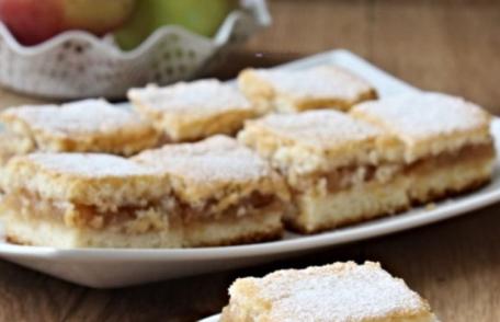 Prăjitură turnată cu mere