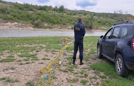 Polițiștii de frontieră curăță Prutul de plase monofilament interzise de lege