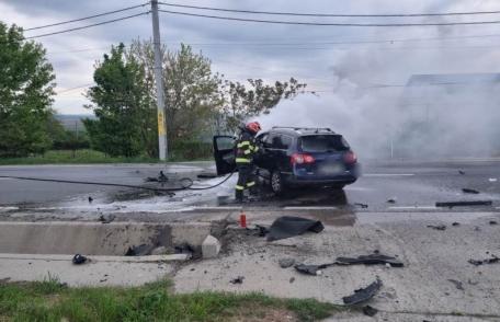 Mașină cuprinsă de flăcări pe o șosea din județ. Șoferul a apucat să se autoevacueze - FOTO