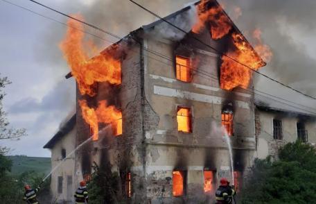 Fostă moară de cereale cuprinsă de un incendiu violent la Săveni