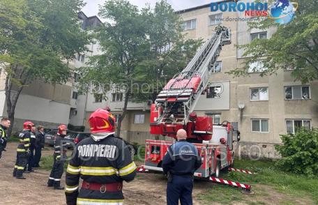 Autorități puse în alertă după ce un copil a rămas blocat într-un apartament din Dorohoi. Pompierii au intervenit cu autoscara - FOTO