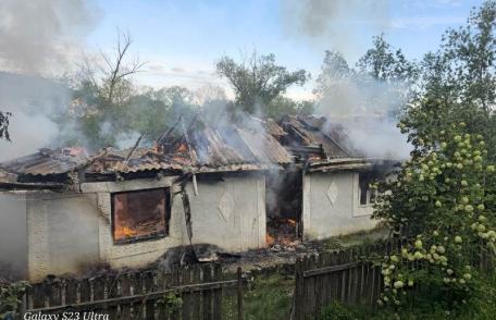 O bătrână de 97 de ani a rămas fără acoperiș deasupra capului din cauza unui incendiu - FOTO