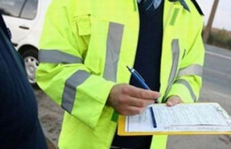 Un șofer băut și unul fără permis care conducea o mașină neînmatriculată depistați în trafic