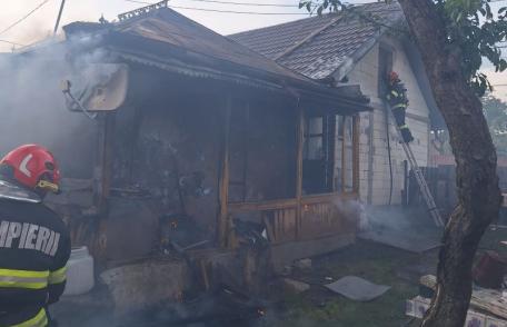 Incendiu izbucnit într-o casă din localitatea Zăicești. Vecinii au chemat pompierii - FOTO