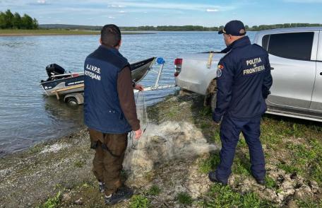 Polițiștii de frontieră continuă să curețe Prutul de plase monofilament interzise de lege