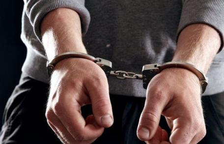 Bărbat arestat după ce s-a apropiat de soția lui deși avea ordin de protecție