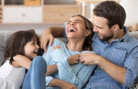 Este Ziua mondială a râsului. Și nu e glumă: medicii au descoperit că râsul chiar este cel mai medicament