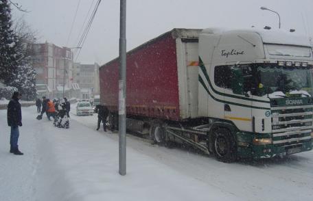 Dorohoi: Bulevardul Victoriei blocat de un TIR care a derapat