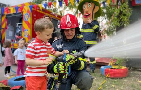 Pompierii, prietenii copiilor - FOTO