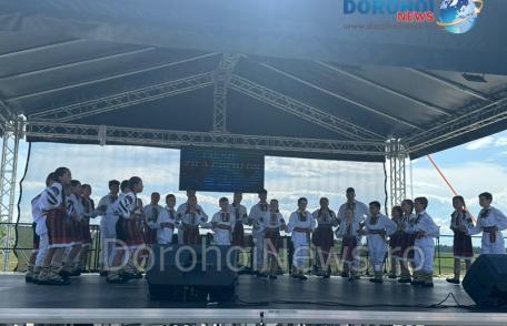 Ziua copilului în port popular: Stejărelul - Vlăstarele lui Enescu și Junii Suharăului pe scena din Parcul Polonic